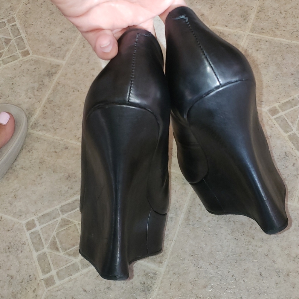 L.A.M.B. real leather wedge platform pumps. EUC SIZE 9.5 - Picture 7 of 10